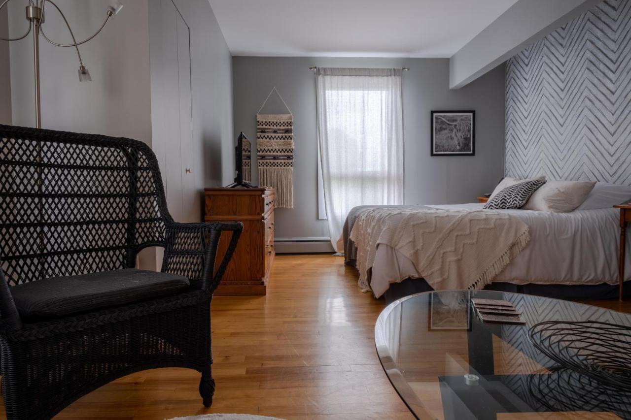 Au Coq Du Bonheur Bed & Breakfast Magog Eksteriør bilde