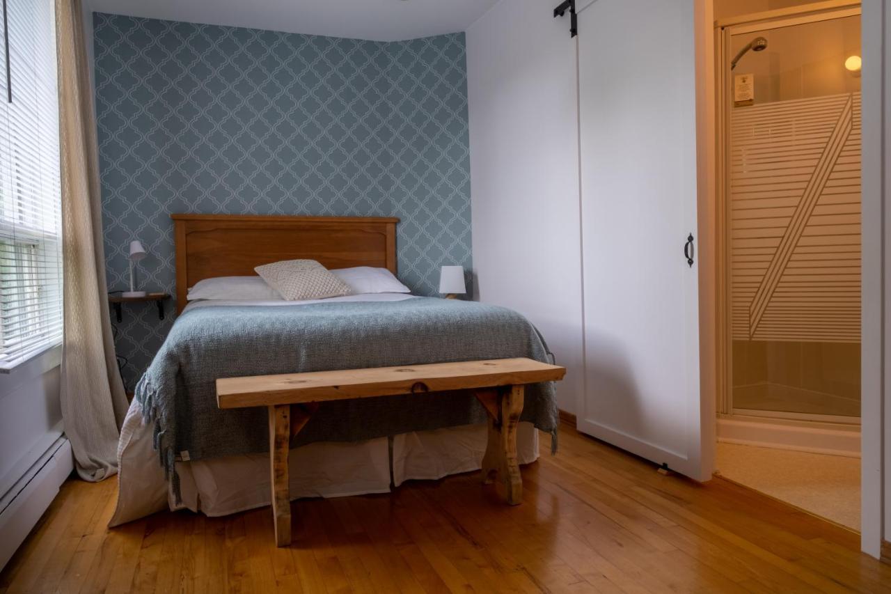 Au Coq Du Bonheur Bed & Breakfast Magog Eksteriør bilde