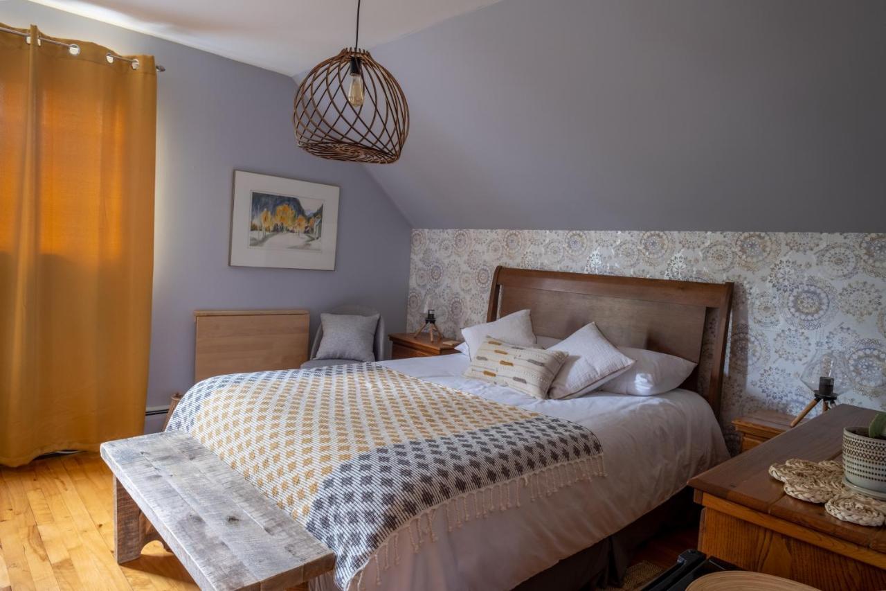 Au Coq Du Bonheur Bed & Breakfast Magog Eksteriør bilde