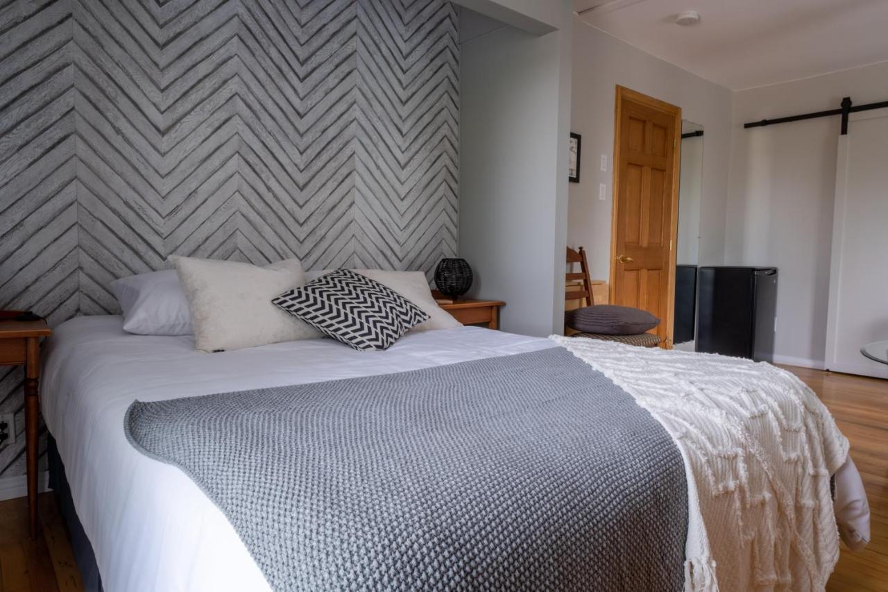 Au Coq Du Bonheur Bed & Breakfast Magog Eksteriør bilde