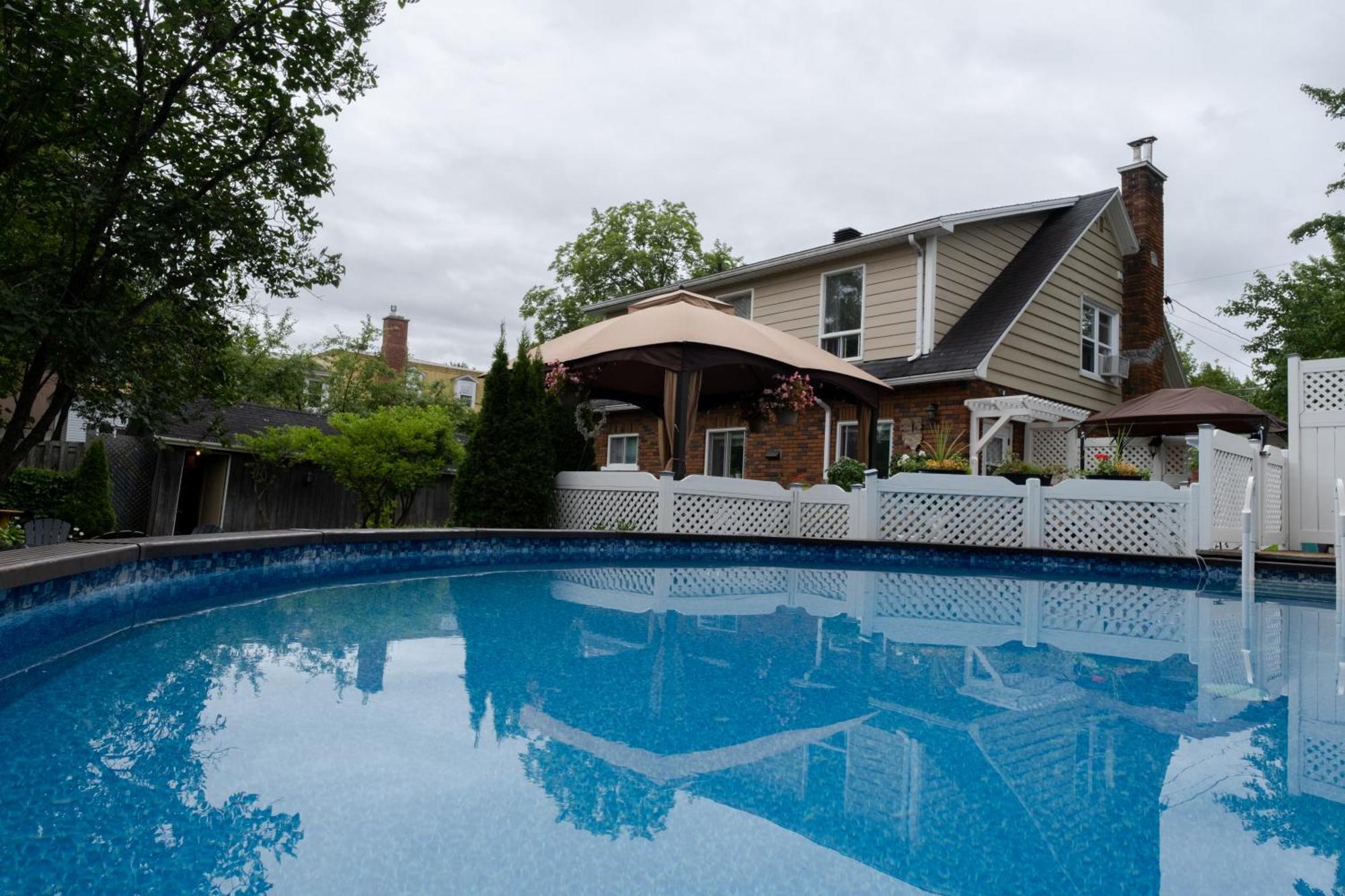 Au Coq Du Bonheur Bed & Breakfast Magog Eksteriør bilde
