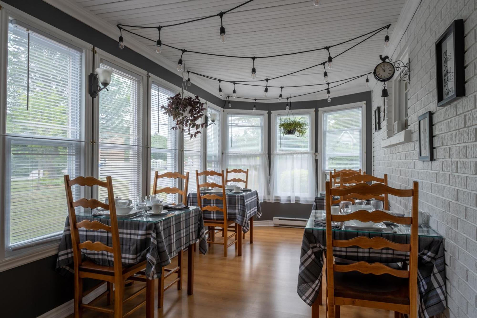 Au Coq Du Bonheur Bed & Breakfast Magog Eksteriør bilde