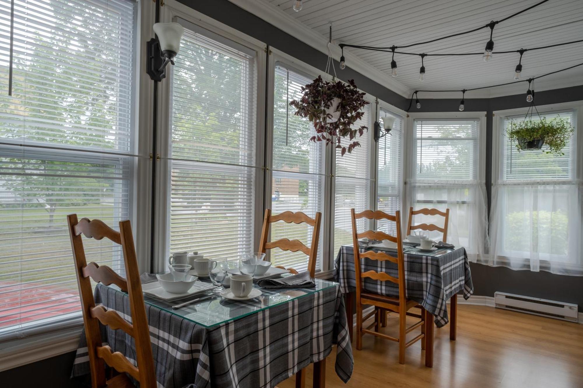 Au Coq Du Bonheur Bed & Breakfast Magog Eksteriør bilde