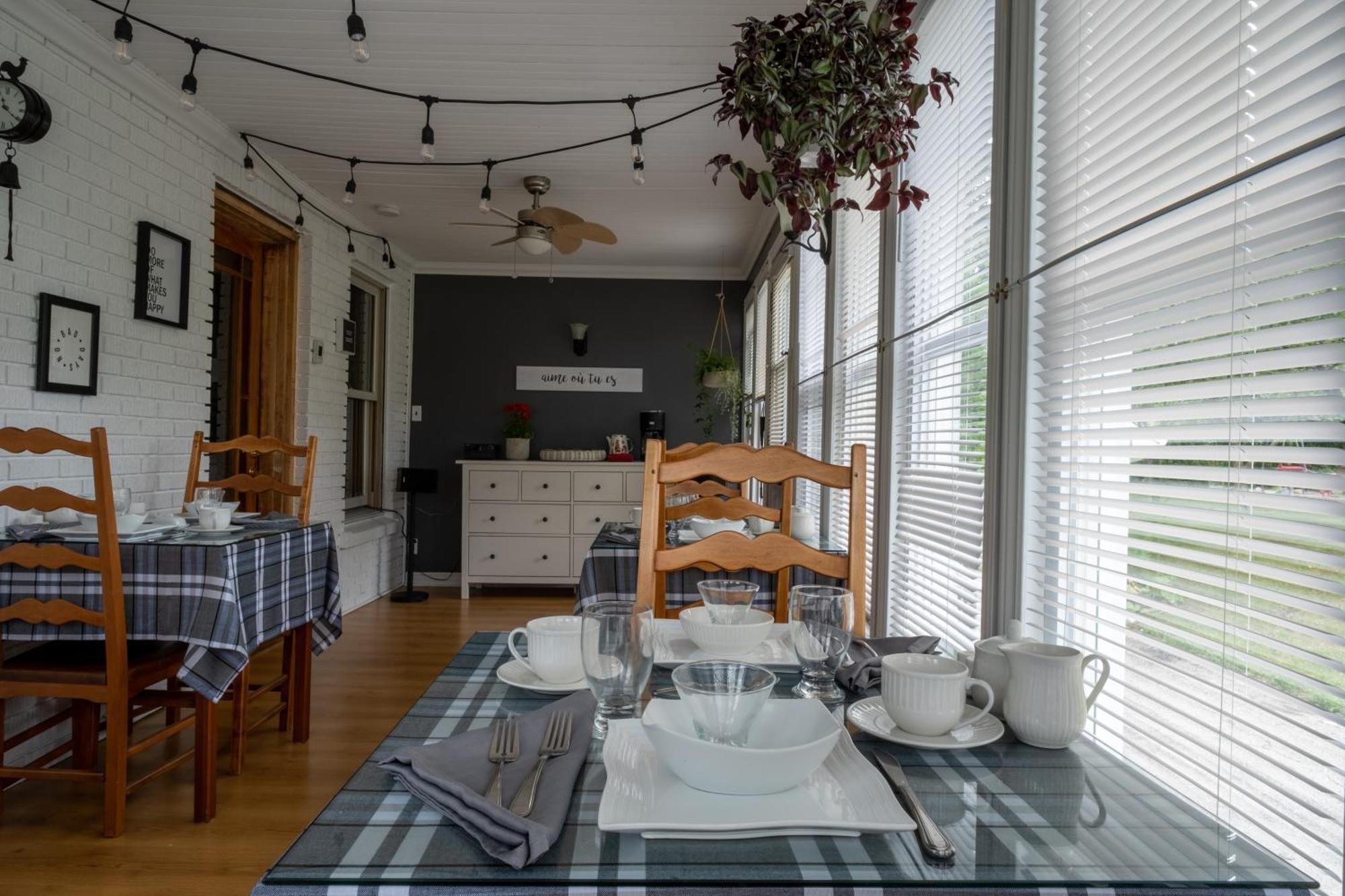 Au Coq Du Bonheur Bed & Breakfast Magog Eksteriør bilde