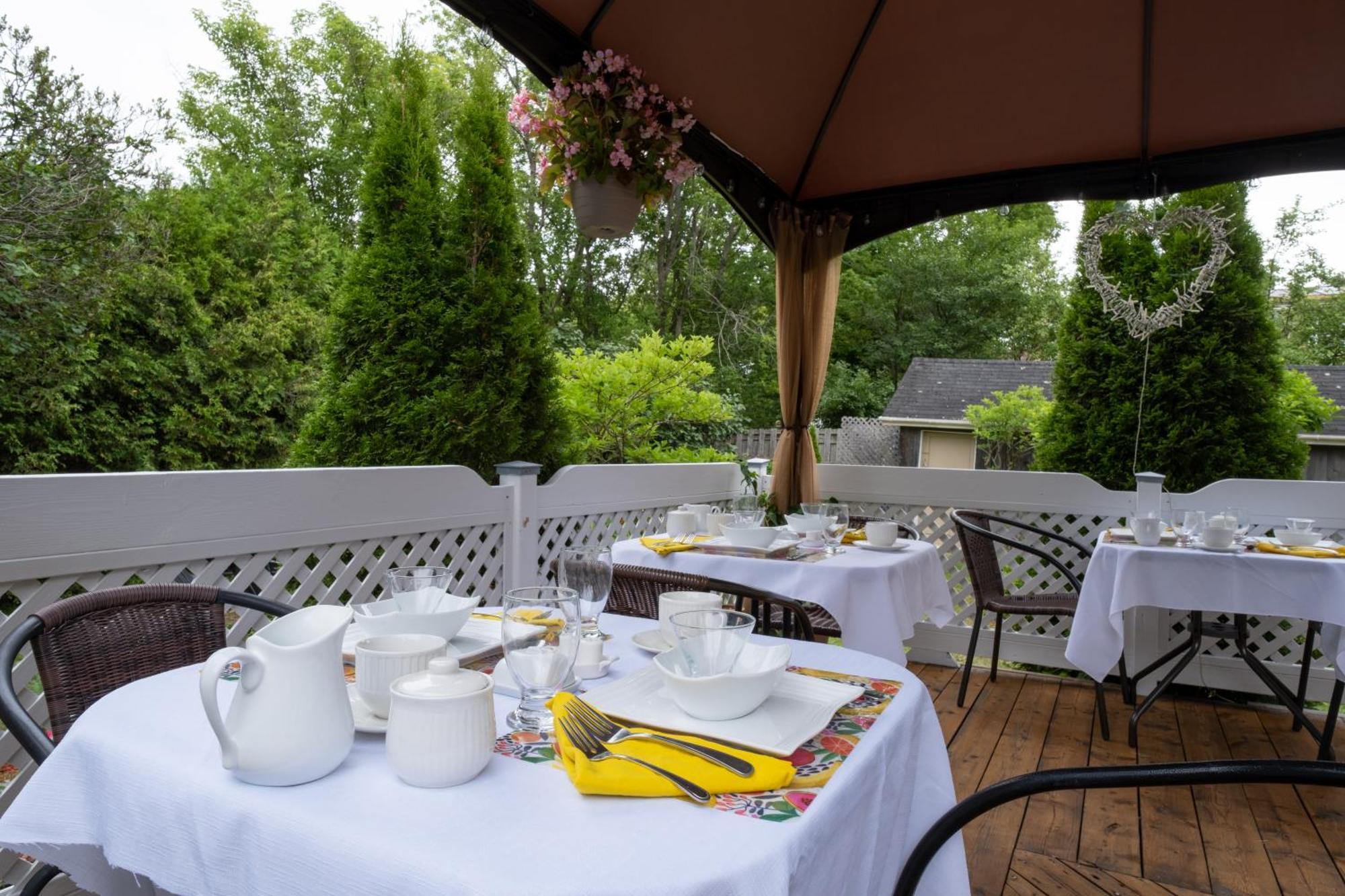 Au Coq Du Bonheur Bed & Breakfast Magog Eksteriør bilde