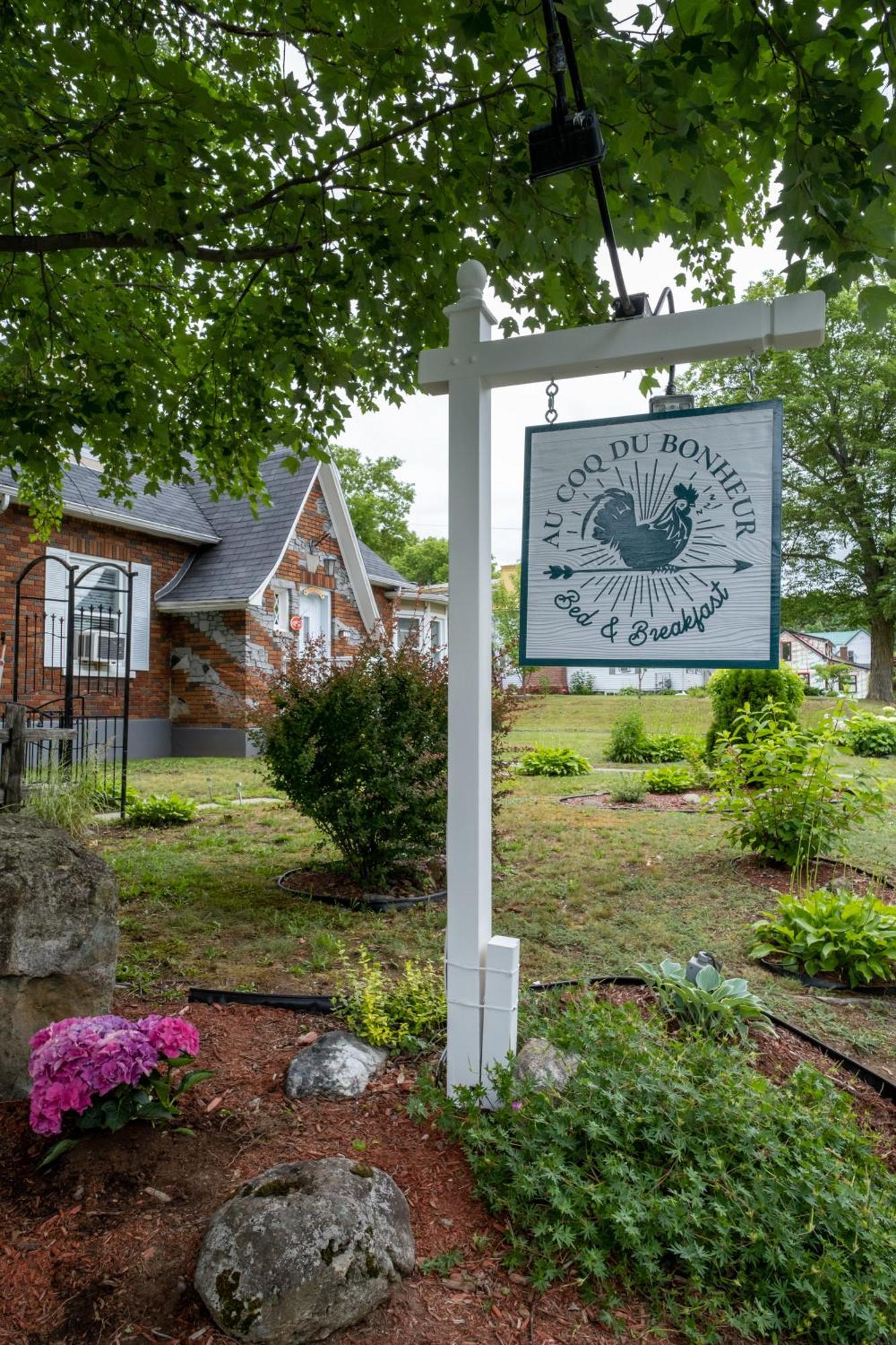 Au Coq Du Bonheur Bed & Breakfast Magog Eksteriør bilde